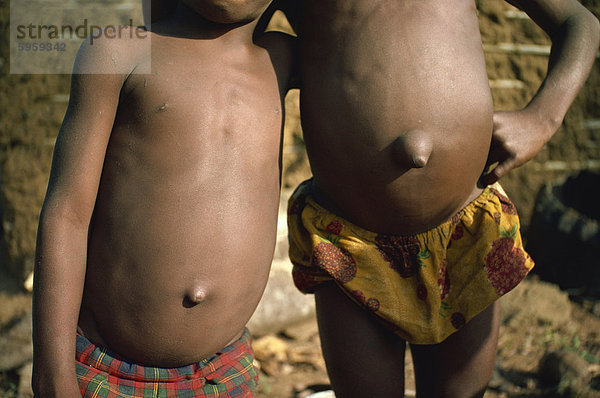 Überstehende Navels  bewundert  sind lange absichtlich gebunden Adjoukrou jungen  Nazareth  Lagune Ebrie  Elfenbeinküste  Westafrika  Afrika