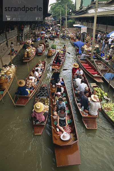 Touristische Boote auf der Klong an den schwimmenden Markt in Nakhon Pratom in Thailand  Südostasien  Asien