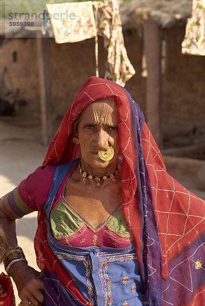 Ältere Dame aus Dorf  nahe Jodhpur  Rajasthan Indien  Asien