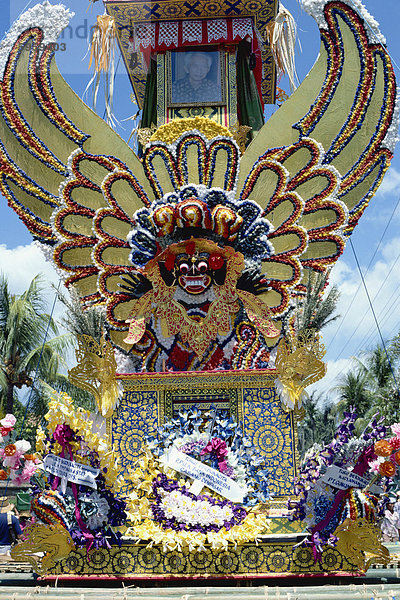 Maske und Turm  Bestattung  Bali  Indonesien  Südostasien  Asien