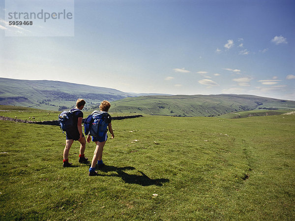 Paar gehen auf die Dalesway Fernwanderweg  in der Nähe von Kettlewell  Yorkshire  England  Vereinigtes Königreich  Europa