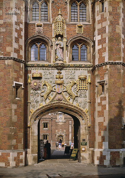 Eingangstor des St. John's College erbaut 1511-20 mit den Wappen von Lady Margaret Beaufort  Gründer des College  Cambridge  Cambridgeshire  England  Vereinigtes Königreich  Europa
