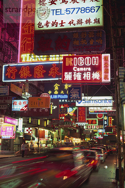 Leuchtreklamen und Geschwindigkeitsüberschreitung Verkehr  Hong Kong  China  Asien