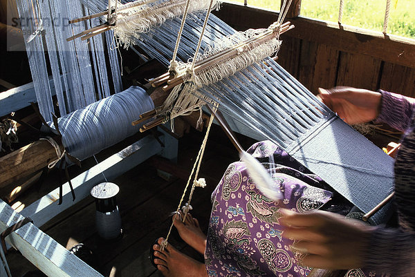 Weberei Baumwollstoffe auf einem traditionellen Multiple-Trapez-Rahmen Webstuhl  Inle-See  Shan State  Myanmar (Birma)  Asien