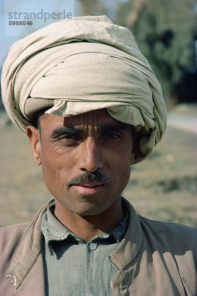 Porträt eines Mannes Pathan  nahe Peshawar  Pakistan  Asien