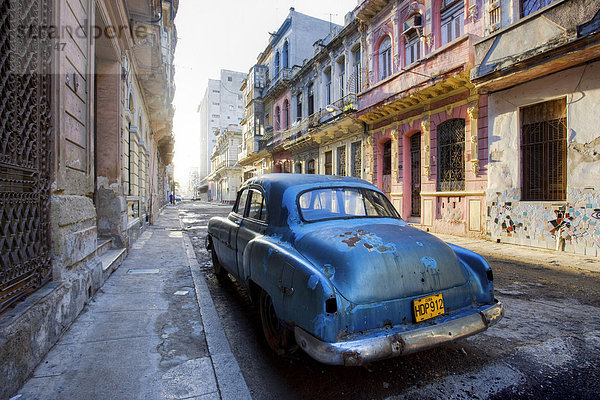 Verfallenen amerikanisches Auto parkten auf einer Straße von verzieren Kolonialgebäuden  Havanna Centro  Havanna  Kuba  Westindische Inseln  Mittelamerika