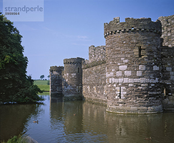 Wassergraben und äußeren Vorhang Wand Beaumaris Castle  UNESCO-Weltkulturerbe  der letzte und größte der walisischen Burgen gebaut 1295-98 von König Edward i.  Anglesey  North Wales  Vereinigtes Königreich  Europa