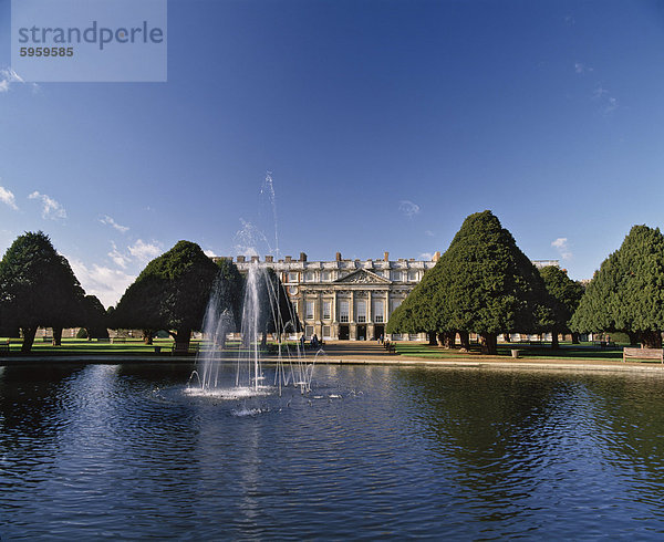 See  Brunnen und Zierbäume in Hampton Court Palace-Gelände  in der Nähe von London  England  Vereinigtes Königreich  Europa
