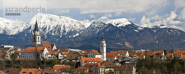 St. Cantianus-Kirche im Vordergrund und den Steiner Alpen hinter  Kranj  Slowenien  Europa