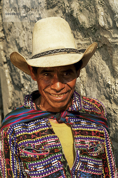 Porträt eines Mannes im traditionellen Hut und Kleid  Santa Catarina Palopo  Guatemala  Zentralamerika