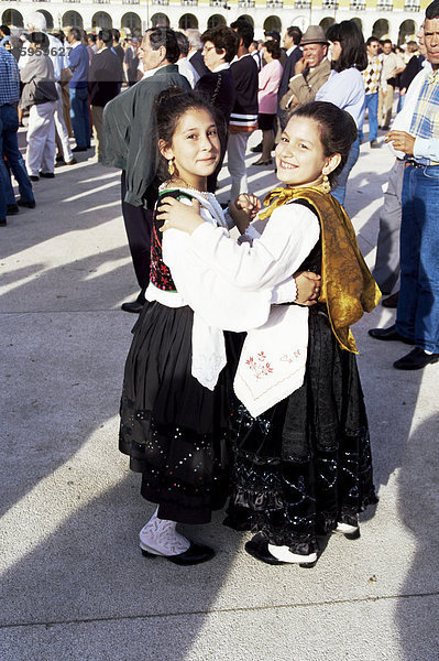 Kinder in folkloristischen Kostümen  Festa de Santo Antonio (Lissabon-Festival)  Lissabon  Portugal  Europa