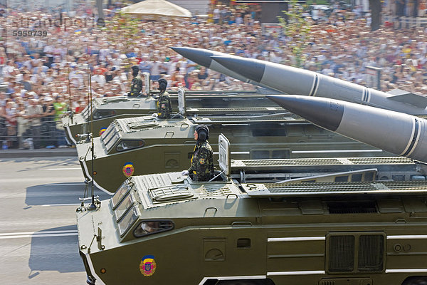 Jährliche Unabhängigkeitstag Umzug entlang der Chreschtschatyk Street und Maidan Nezalezhnosti (Unabhängigkeitsplatz)  Kiew  Ukraine  Europa