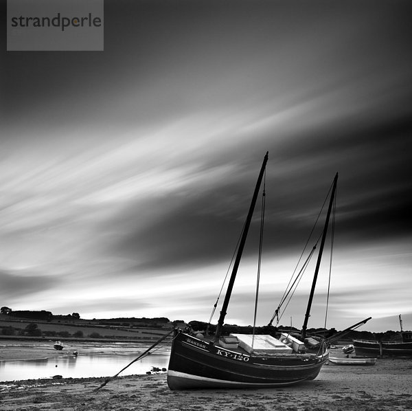 Langzeitbelichtung aufgezeichnet  bewegliche Wolken über alte hölzerne Ketsch auf Aln-Mündung bei Ebbe  Alnmouth  Alnwick  Northumberland  England  Vereinigtes Königreich  Europa