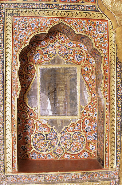 Detail der bemalten und vergoldeten gespiegelten Nische in das Sheesh Mahal (gespiegelte Hall) (Hall der Spiegel)  staatliche Kuchaman Fort  Rajasthan  Indien  Asien