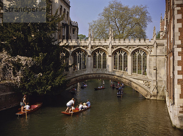 Seufzerbrücke über den Fluss Cam am St. John's College  gebaut im Jahre 1831 New Court Verknüpfen mit dem älteren Teil des College  Cambridge  Cambridgeshire  England  Vereinigtes Königreich  Europa