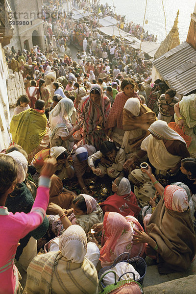 Festival  Panchaganga Ghat am Ufer des Heiligen Flusses Ganges  Varanasi (Benares)  Bundesstaat Uttar Pradesh  Indien  Asien