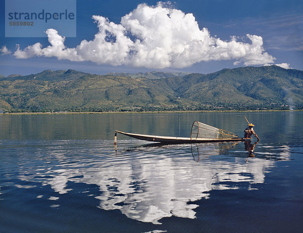 Kleines Fischerboot am Inle-See  Shan State  Myanmar (Birma)  Asien