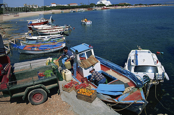 Kisten Tomaten und Orangen auf Kai als Versorgungsboot gerade entladen in Scala  Agistri  Saronische Inseln  griechische Inseln  Griechenland  Europa