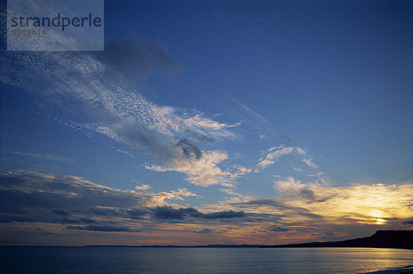 Ruhige Himmel mit Wolken bei Sonnenuntergang nach einem Sturm in Lyme Bay  Devon  England  Großbritannien  Europa