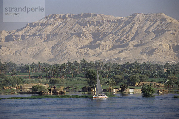 Feluke auf dem Nil  Blick in Richtung Tal der Könige  Luxor  Theben  Ägypten  Nordafrika  Afrika