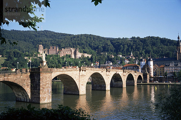 Die alte Brücke über den Neckar  mit der Burg in der Ferne  Heidelberg  Deutschland  Europa
