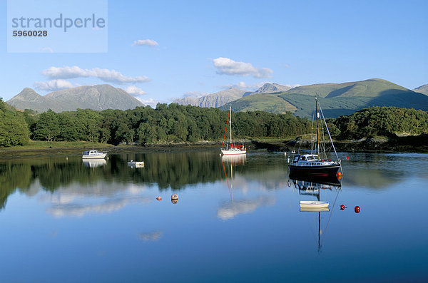 Loch Leven mit Booten und Reflexionen  nahe Ballachulish  Hochlandregion  Schottland  Vereinigtes Königreich  Europa