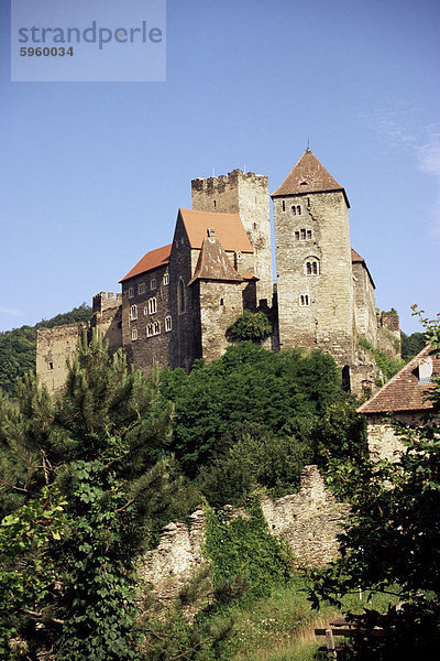 Mittelalterliche Burg (Burg) über dem Fluss Thaya und Wäldern der tschechischen Grenze  Hardegg  Niederösterreich  Österreich  Europa