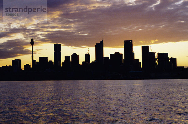 Skyline der Stadt in den Abend & # 10  chts  Sydney  New South Wales  Australien  Pazifik