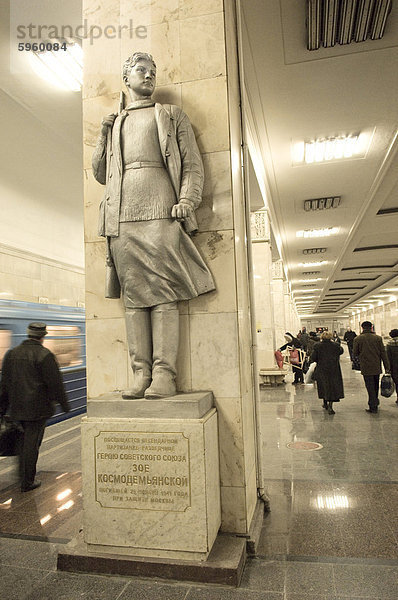 Eine Statue von Zoya Kosmodemyanskaya  tapfere Frau Partisanen Jagdflugzeug im zweiten Weltkrieg  Partisanskaya Metro Station  Moskau  Russland  Europa