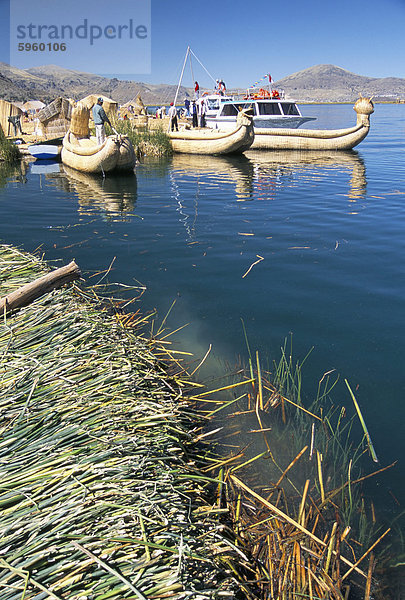 Traditionelle Uros (Urus) Reed Boote bei schwimmende Insel  Islas Flotantas  Reed Inseln  Titicacasee  Peru  Südamerika