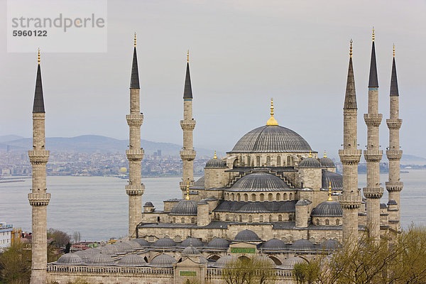 Erhöhten Blick auf die Blaue Moschee in Sultanahmet  mit Blick auf das Bosporus  Istanbul  Türkei  Europa