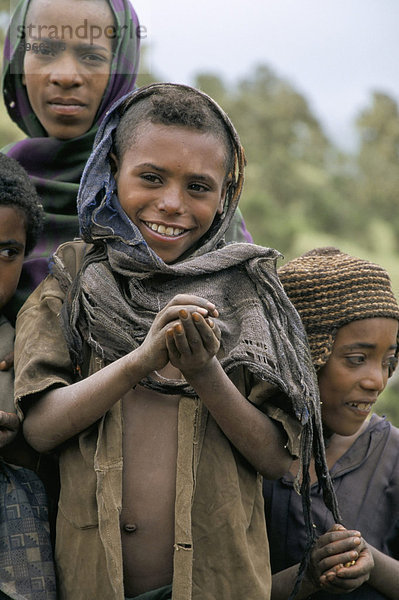 Kinder in der Nähe von Chenek  Nationalpark Simien Mountains  Äthiopien  Afrika