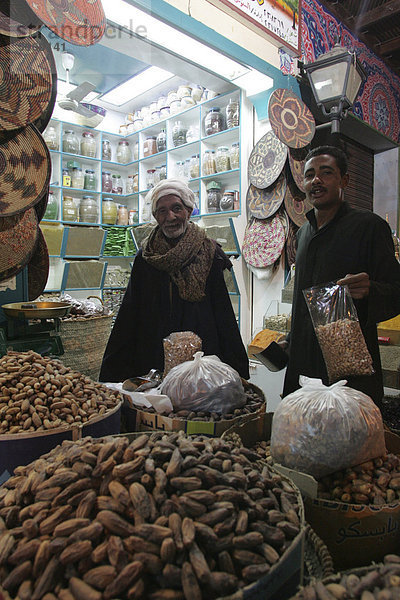 Einheimischen an der Spice-Markt  Aswan  Ägypten  Nordafrika  Afrika
