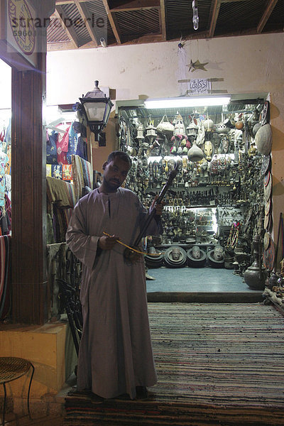 Traditionelle Musikinstrumente Stillstand bei der Gewürzmarkt in Aswan  Ägypten  Nordafrika  Afrika