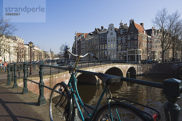 Fahrrad durch die Keizersgracht Kanal  Amsterdam  Niederlande  Europa