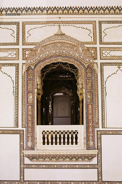 Die kunstvoll bemalten Jharoka (Balkon) ist eine traditionelle architektonische Funktion Rajput Festungen  Kuchaman Fort  Kuchaman  Rajasthan Zustand  Indien  Asien