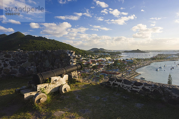 Erhöhten Blick auf die französische Stadt von Marigot von Fort St. Louis  St. Martin  Leeward-Inseln  West Indies  Caribbean  Central America