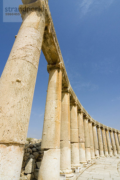 Oval Plaza mit Kolonnade und Ionischen Säulen  Jerash (Gerasa)  ein Roman Stadt der Dekapolis  Jordanien  Naher Osten