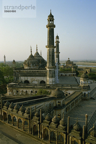 Moschee in Gründen der Bara Imambara (Great Imambara)  Lucknow  Indien  Asien
