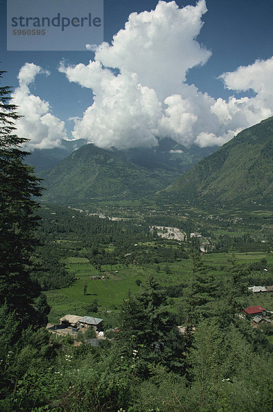 Naggar Dorf und das Kulu-Tal von Naggar Castle  Himachal Pradesh  Indien  Asien