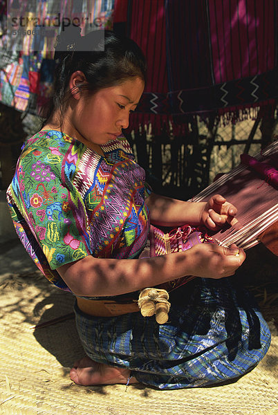 Lokale Mädchen Weben  San Antonio Aguas Calientes  Guatemala  Zentralamerika