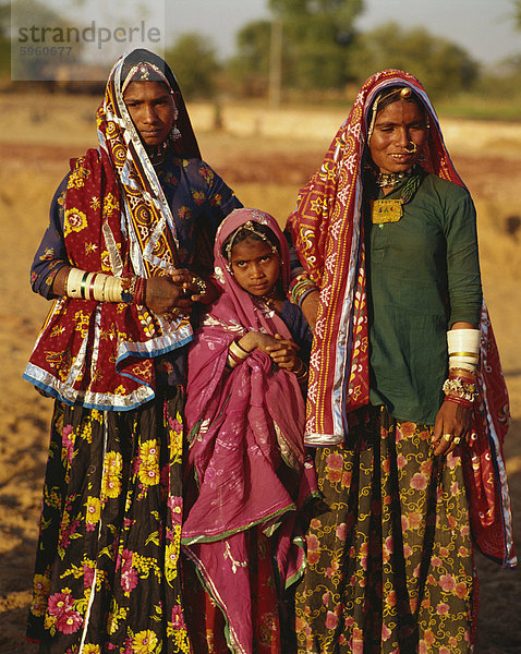 Frauen und Kinder in Wüstengebiete  Rajasthan  Indien  Asien