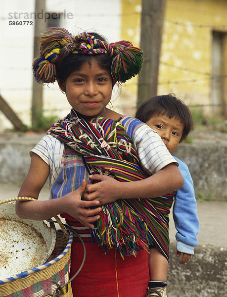 Lokale Hügel Kind und Baby Bruder  Nebal Bereich  Guatemala  Zentralamerika