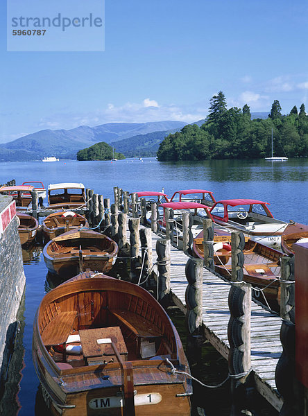 Blick auf See vom Boot Stadien  Bowness auf Windermere  Cumbria  England  Vereinigtes Königreich  Europa