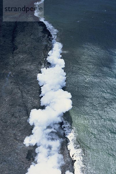 Luftbild von Basalt Lavafeld mit reduzierten Dachfenster in eine aktive fließende Lava-Rohr auf der Südflanke des Kilauea-Vulkan in Puna  Big Island  Hawaii  Hawaii  Vereinigte Staaten von Amerika  Pazifik  Nordamerika