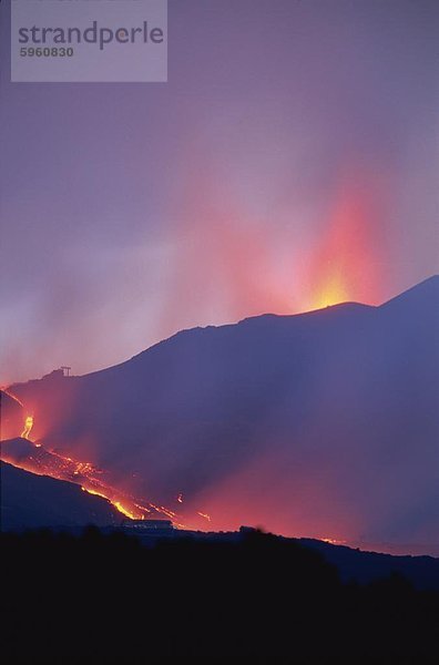 Lava fließt während der Eruption des Ätna  Sizilien  Italien  Europa