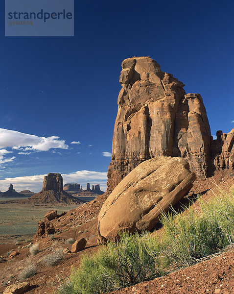 Felsformationen  verursacht durch Erosion in eine Wüstenlandschaft in Monument Valley  Arizona  Vereinigte Staaten von Amerika  Nordamerika