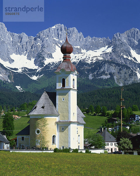 Kirche mit Zwiebelturm zu gehen  mit den Bergen hinter  in Tirol  Österreich  Europa