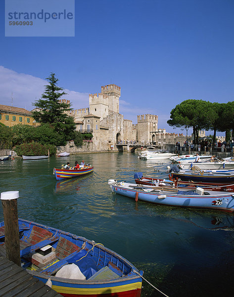 Boote bei Sirmione am Gardasee  Lombardei  Italien  Europa