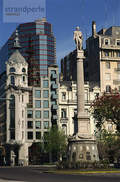 Die Architektur der Plaza Lavalle und Statue  Buenos Aires  Argentinien  Südamerika